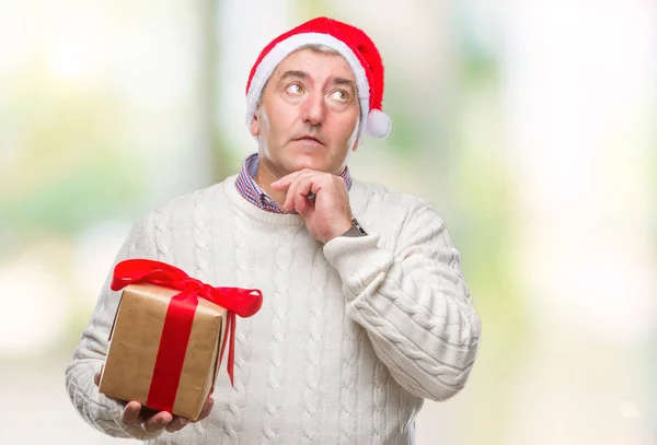 Hombre Mayor Guapo Usando Sombrero Navidad Sosteniendo Regalo Sobre Fondo — Foto de Stock