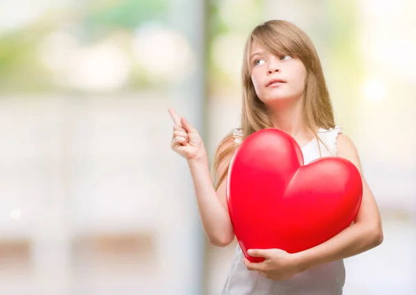 Junges Blondes Kleinkind Hält Ein Rotes Herz Sehr Glücklich Und — Stockfoto