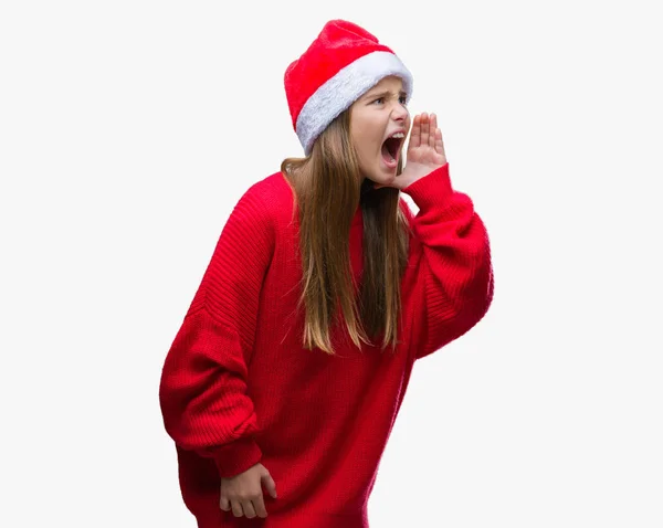 Menina Bonita Nova Vestindo Chapéu Natal Sobre Fundo Isolado Gritando — Fotografia de Stock