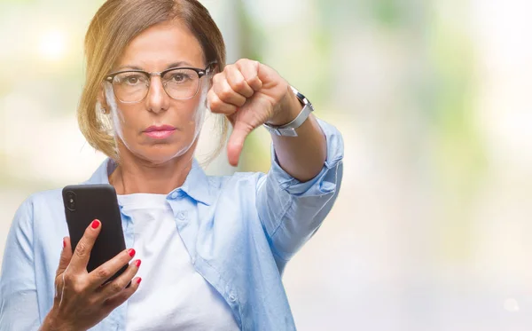 Mulher Sênior Meia Idade Enviando Mensagem Usando Smartphone Sobre Fundo — Fotografia de Stock