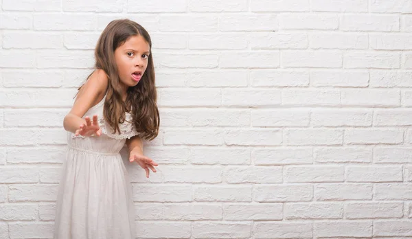 Młody Hiszpanin Dzieciak Nad Białym Murem Boi Przerażony Strach Wyrażenie — Zdjęcie stockowe