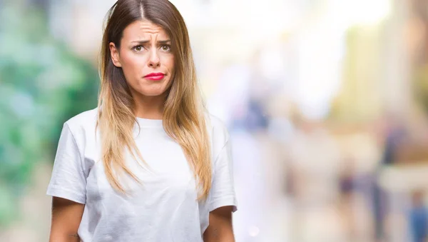 Junge Schöne Frau Lässig Weißes Shirt Über Isoliertem Hintergrund Skeptisch — Stockfoto