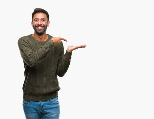 놀라게 손으로 손가락으로 가리키는 카메라에 스웨터를 히스패닉 — 스톡 사진