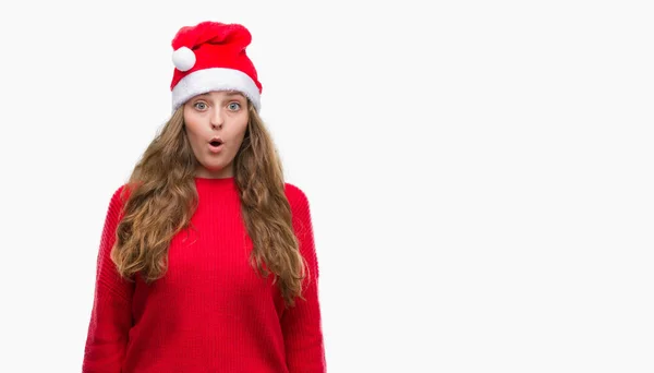 Jovem Loira Vestindo Chapéu Papai Noel Assustado Choque Com Rosto — Fotografia de Stock