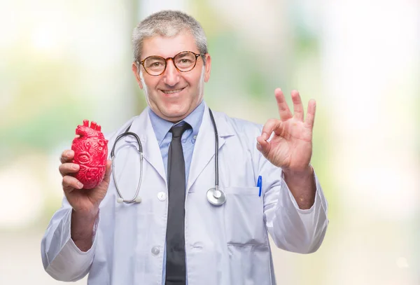 Przystojny Senior Kardiolog Lekarz Człowieka Posiadającego Serce Białym Tle Robi — Zdjęcie stockowe