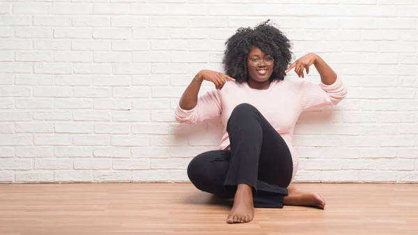 Joven Afroamericana Americana Sentada Suelo Casa Con Cara Sonriente Señalándose — Foto de Stock