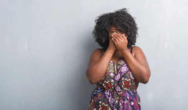 Молодая Африканская Американка Через Серую Гранж Стену Красочном Платье Шокированном — стоковое фото
