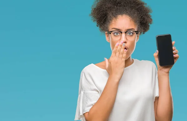 Joven Hermosa Afroamericana Mostrando Pantalla Del Teléfono Inteligente Sobre Boca —  Fotos de Stock