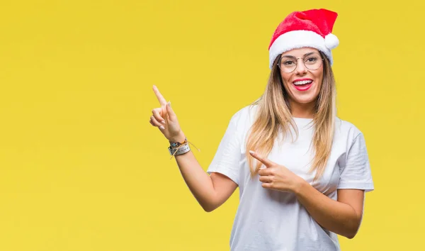 Giovane Bella Donna Indossa Cappello Natale Sfondo Isolato Sorridente Guardando — Foto Stock