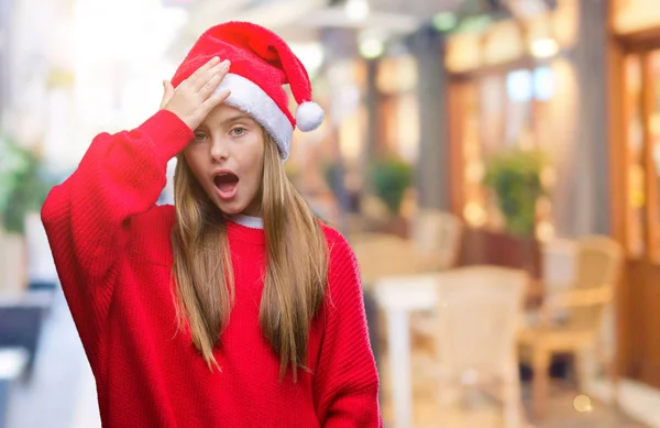 Menina Bonita Nova Vestindo Chapéu Natal Sobre Fundo Isolado Surpreendido — Fotografia de Stock