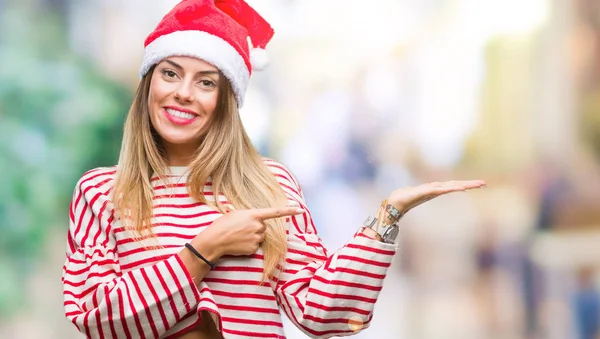 Mooie Jongedame Kerstmuts Dragen Geïsoleerde Achtergrond Verbaasd Lachend Naar Camera — Stockfoto