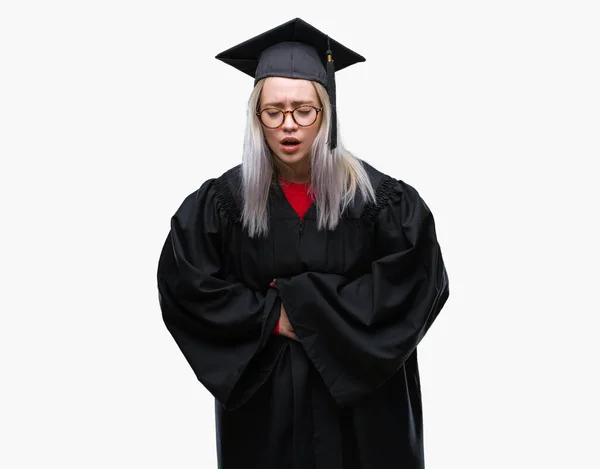 年轻的金发女子穿毕业制服在孤立的背景与手在胃因为消化不良 痛苦的疾病感觉不适 疼痛概念 — 图库照片