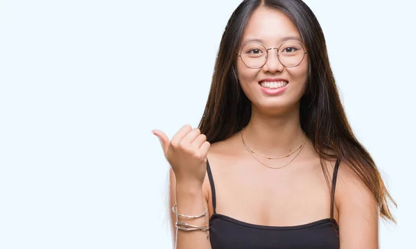 Jonge Aziatische Vrouw Bril Geïsoleerde Achtergrond Glimlachend Met Blij Gezicht — Stockfoto