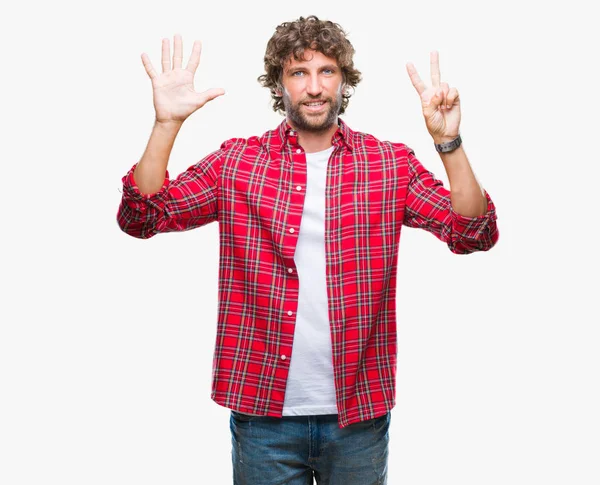 英俊的西班牙裔模特男子在孤立的背景显示和指向手指数七 而微笑着自信和快乐 — 图库照片