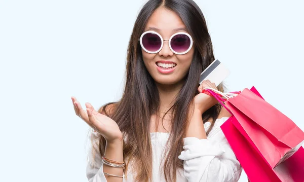 Junge Asiatische Frau Mit Einkaufstaschen Auf Dem Verkauf Über Isoliertem — Stockfoto