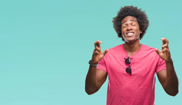 Homem Afro Americano Sobre Fundo Isolado Sorrindo Cruzando Dedos Com — Fotografia de Stock