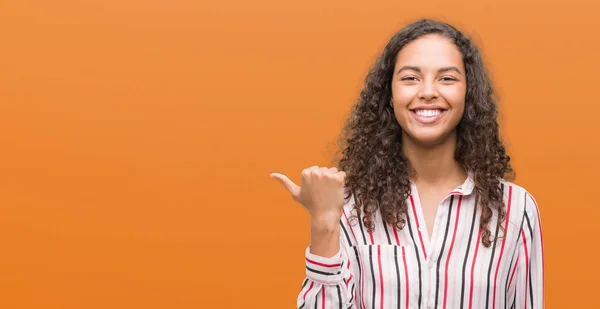 Mulher Hispânica Jovem Bonita Sorrindo Com Rosto Feliz Olhando Apontando — Fotografia de Stock