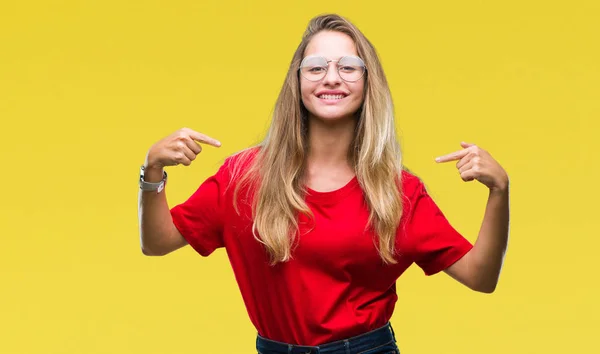 Mladá Krásná Blondýna Žena Nosí Brýle Izolované Pozadí Sebevědomým Úsměvem — Stock fotografie
