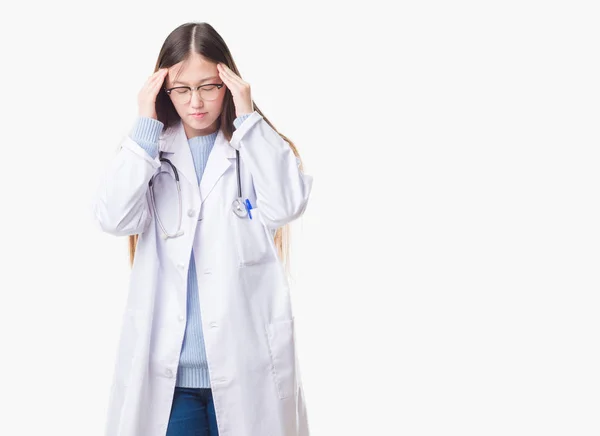 Joven Doctora China Sobre Fondo Aislado Con Mano Cabeza Para —  Fotos de Stock