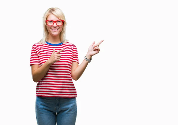 Jovem Mulher Loira Bonita Vestindo Óculos Sobre Fundo Isolado Sorrindo — Fotografia de Stock