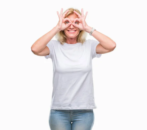 Donna Bionda Mezza Età Sfondo Isolato Facendo Gesto Come Binocolo — Foto Stock