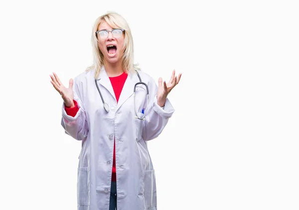 Joven Hermosa Doctora Rubia Vistiendo Uniforme Médico Sobre Fondo Aislado — Foto de Stock