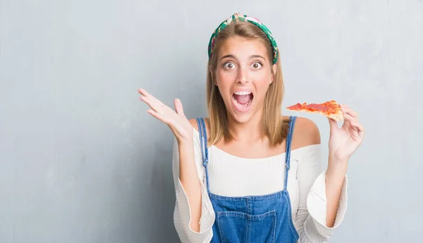 Mulher Bonita Sobre Grunge Parede Cinza Comendo Pepperoni Pizza Fatia — Fotografia de Stock