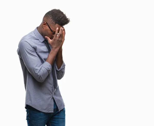 年轻的非洲裔美国商界男子在孤立的背景与悲伤的表情覆盖脸与手 而哭泣 抑郁症概念 — 图库照片
