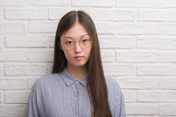 Jovem Mulher Negócios Chinesa Sobre Parede Tijolo Com Uma Expressão — Fotografia de Stock