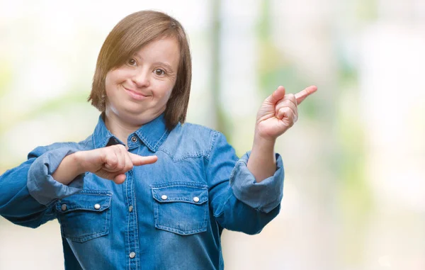 笑顔で側に つの手と指で指しているカメラを見て孤立の背景にダウン症候群の若い成人女性 — ストック写真