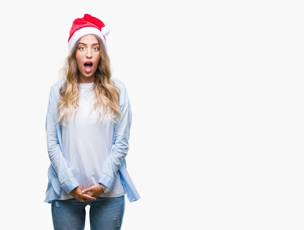 Красивая Молодая Блондинка Рождественской Шляпе Изолированном Фоне Напуганная Потрясенная Неожиданным — стоковое фото