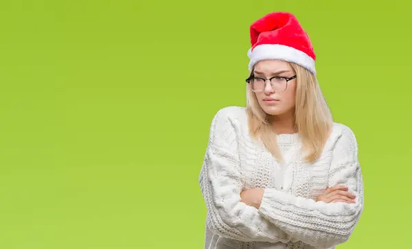 年轻的白种女人戴着圣诞节帽子在孤立的背景怀疑和紧张 反对表情在脸上交叉的胳膊 消极的人 — 图库照片