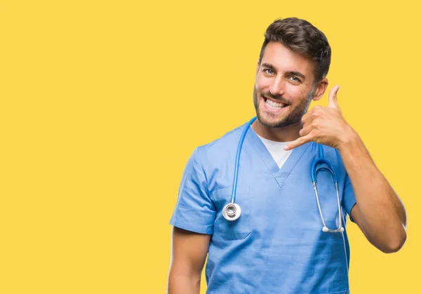 Jonge Knappe Dokter Chirurg Man Geïsoleerde Achtergrond Doen Glimlachen Telefoon — Stockfoto