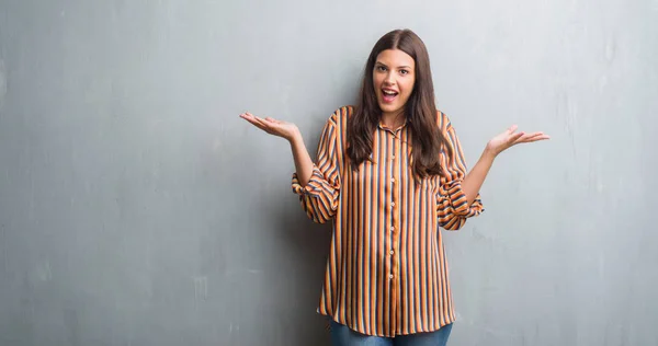 Jeune Femme Brune Sur Mur Gris Grognant Célébrant Fou Étonné — Photo