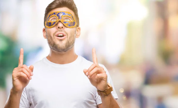 Jonge Knappe Man Dragen Carnaval Masker Geïsoleerde Achtergrond Verbaasd Verrast — Stockfoto