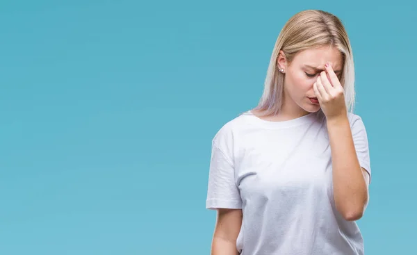 Mujer Rubia Joven Sobre Fondo Aislado Cansado Frotando Nariz Los — Foto de Stock