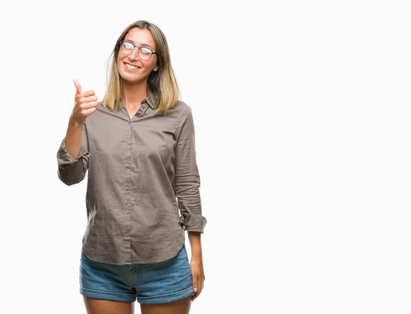 Joven Hermosa Mujer Sobre Fondo Aislado Haciendo Pulgares Felices Gesto —  Fotos de Stock