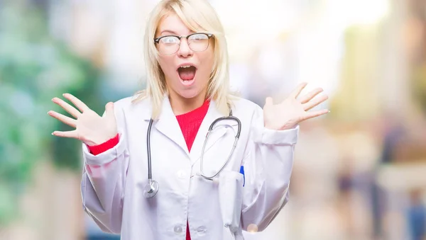 Jovem Bela Mulher Médica Loira Vestindo Uniforme Médico Sobre Fundo — Fotografia de Stock