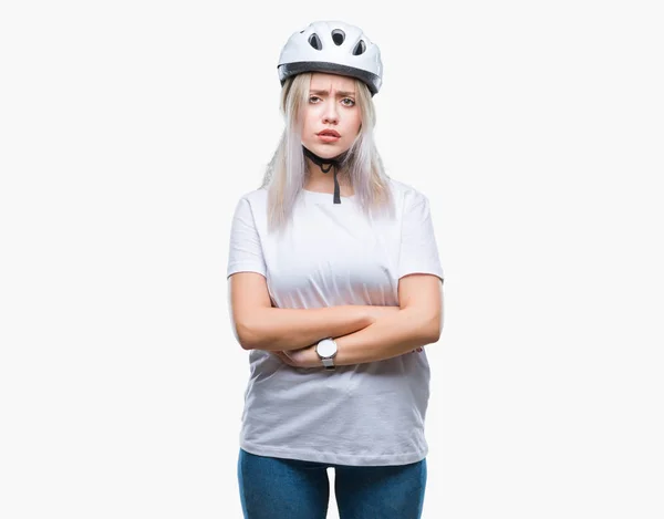 年轻的金发女子穿着骑自行车的安全头盔在孤立的背景怀疑和紧张 反对的表情在脸上交叉的胳膊 消极的人 — 图库照片
