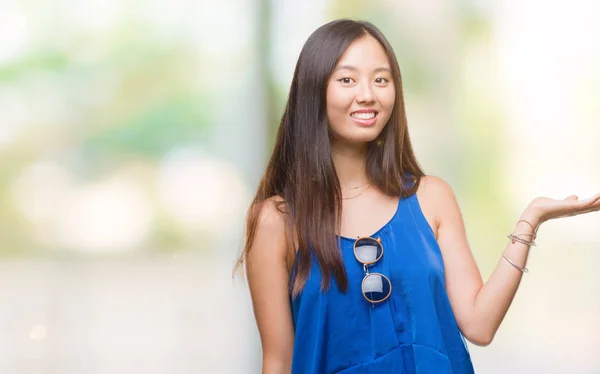 Jovem Mulher Asiática Sobre Fundo Isolado Sorrindo Alegre Apresentando Apontando — Fotografia de Stock