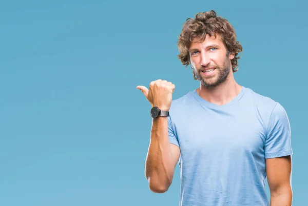 Hombre Modelo Hispano Guapo Sobre Fondo Aislado Sonriendo Con Cara —  Fotos de Stock