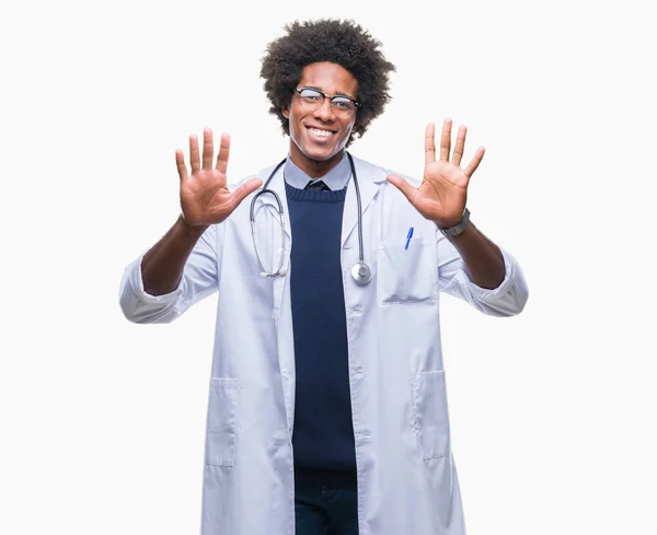 分離の背景表示と指で上向きにアフロ アメリカ人医師男数 自信を持って 幸せな笑みを浮かべて — ストック写真