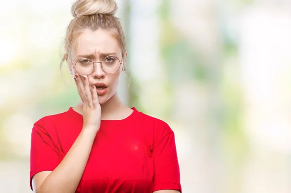 Mladá Blond Žena Nosí Brýle Izolované Pozadí Dojemné Ústa Rukou — Stock fotografie