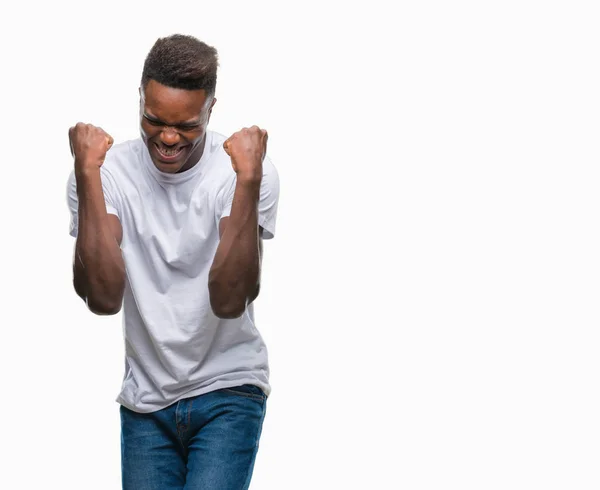年轻的非洲裔美国人在孤立的背景下非常高兴和兴奋做胜利者的手势与手臂举起 微笑和尖叫的成功 庆祝概念 — 图库照片
