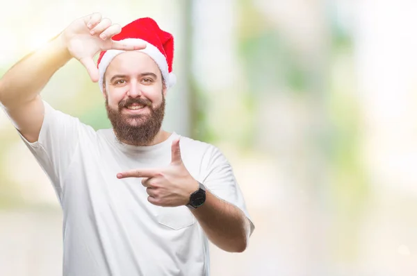 Jonge Kaukasische Hipster Man Dragen Kerstmuts Geïsoleerde Achtergrond Glimlachend Maken — Stockfoto