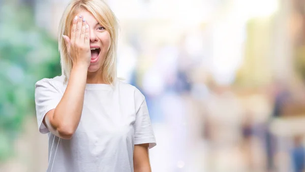 Giovane Bella Donna Bionda Indossa Shirt Bianca Sfondo Isolato Che — Foto Stock