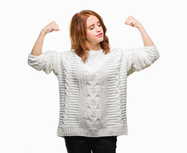 冬セーター表示腕筋肉自慢笑顔を身に着けている孤立した背景に若くてきれいな女性 フィットネスの概念 — ストック写真