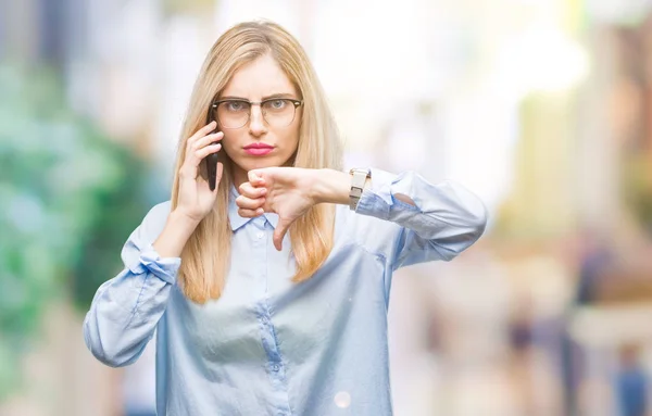 Junge Schöne Blonde Geschäftsfrau Telefoniert Auf Smartphone Über Isoliertem Hintergrund — Stockfoto