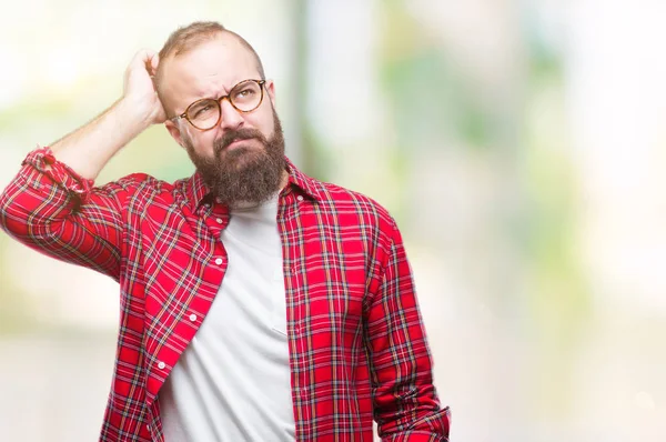 Junge Kaukasische Hipster Mit Brille Vor Isoliertem Hintergrund Verwirren Und — Stockfoto