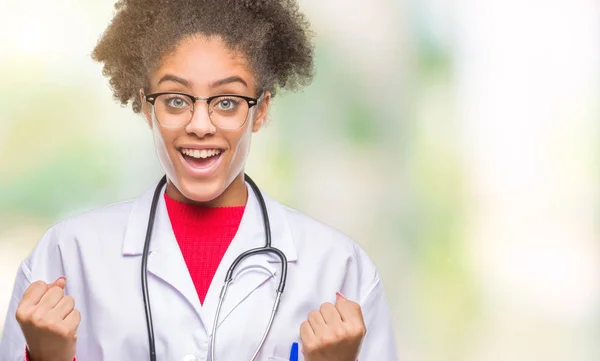 孤立した背景を祝う以上若いアフロ アメリカ人医師の女性驚いて腕を上げると成功のため驚くし 目を開きます 勝者の概念 — ストック写真